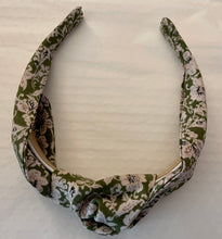 Load image into Gallery viewer, Green Floral Patterned Hairband
